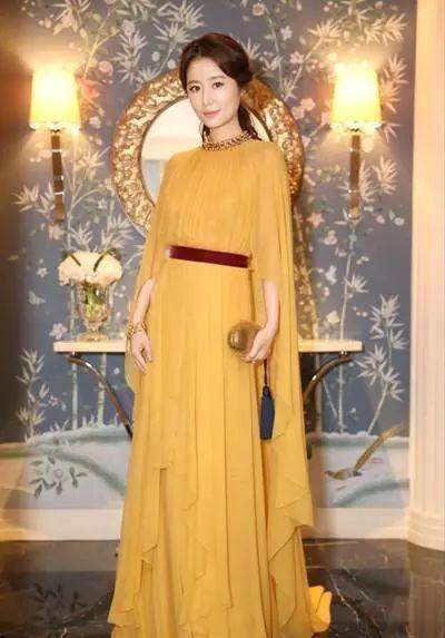 冉莹颖发福?透着薄纱都能看到腿粗,最吸睛的是她!_装饰_活动_身材