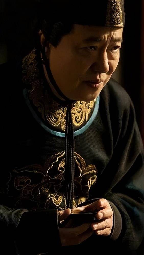 纷纷举起手中的刀,手起刀落,宫女和太监们全部人头落地