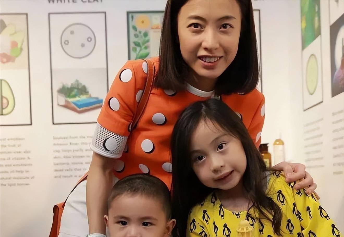 甘比长女晒姐弟合影,弟弟刘仲学高清照首曝光,颜值太高了_孩子_照片