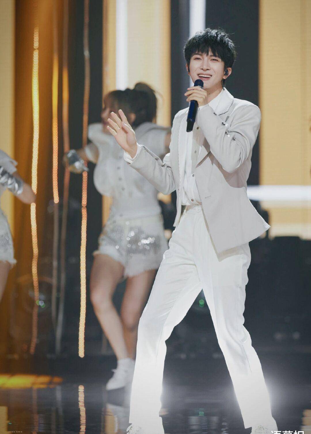 有周深在就轮不到华晨宇_舞台_孤岛_化身