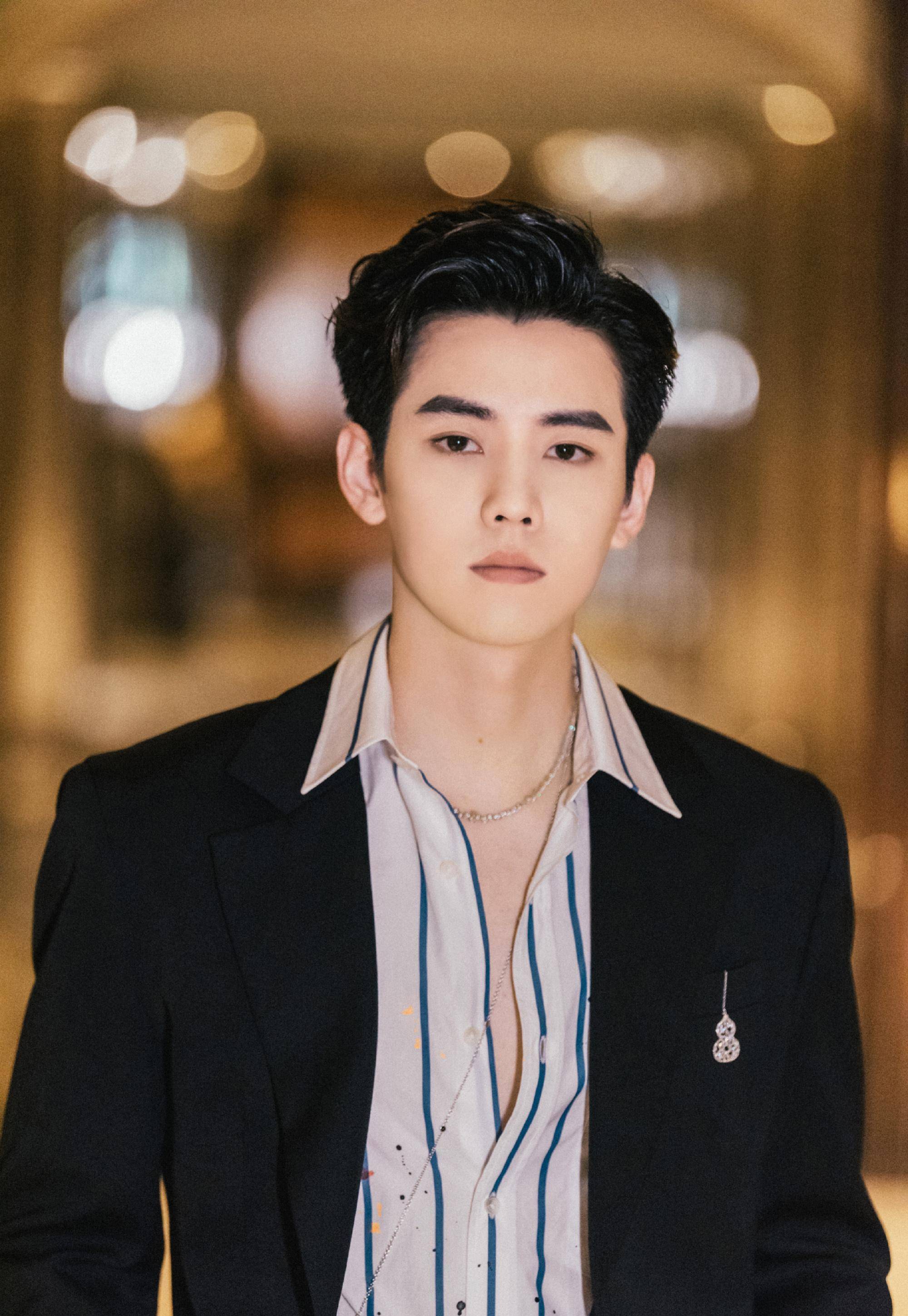 但任豪工作室随后回应称,他因为拍戏时脚部扭伤,为了不影响后续工作