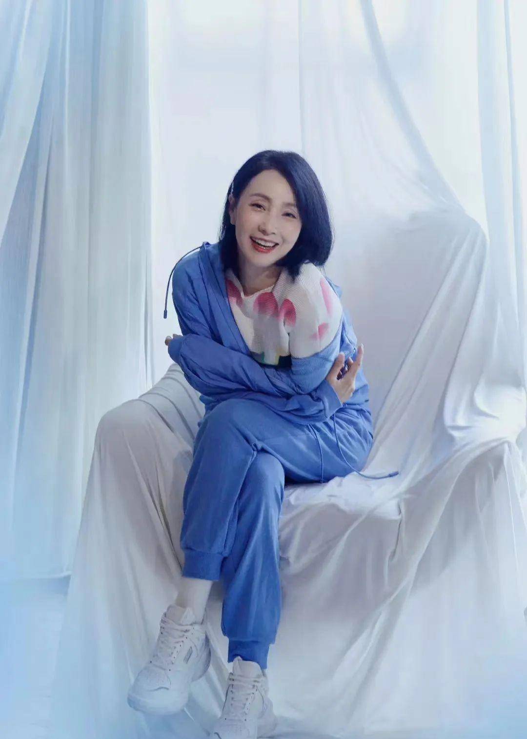 44岁秦海璐与45岁袁泉合影,51岁陶虹成功抢镜_时尚_身材_女性