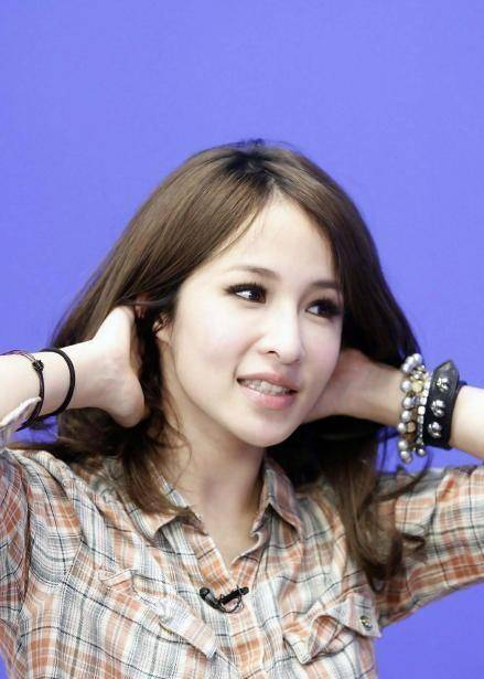 萧亚轩直播确认离婚,小16岁男友黄皓翻页_不知道_问题_女孩