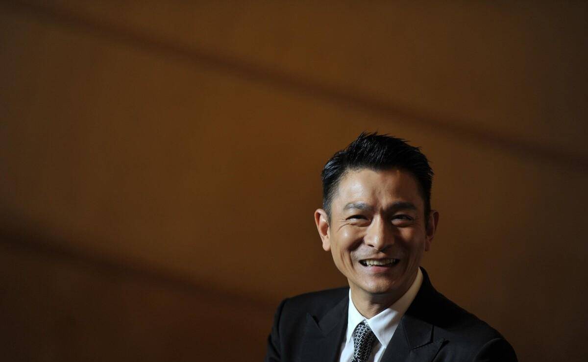 妙莲老和尚用拇指和其他四个手指边做对比,边对刘德华说:老大就是这个