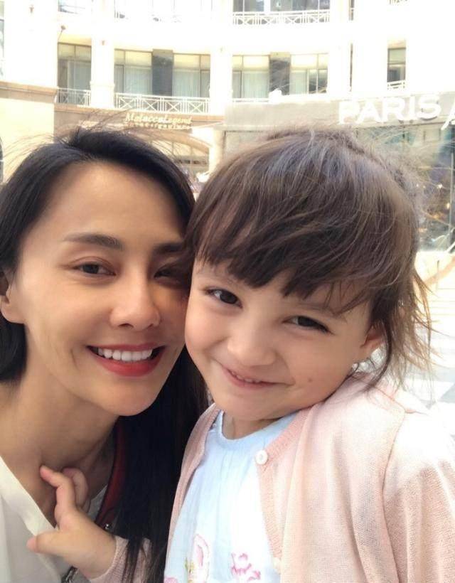 马雅舒终于放手了,米雅带爱登上学,几张照片看出马雅舒没选错?