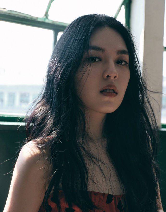 红色吊带裙下的新生代:李咏女儿法图麦光芒四射!_魅力_黑色_道路