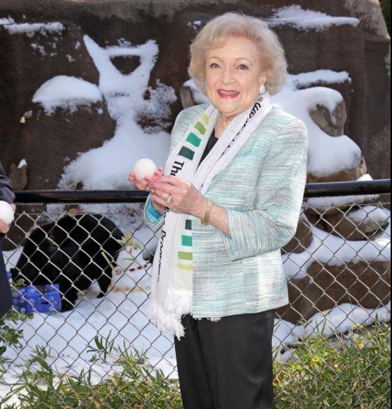 88岁与肌肉男合影,无儿无女活到99岁_贝蒂·怀特_事业_女性