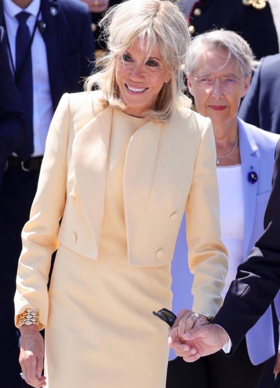 70岁布丽吉特真嫩,穿10厘米高跟鞋,抢乌克兰和韩国第一夫人风头