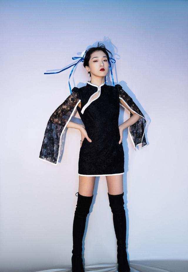 虞书欣的春丽旗袍配双丸子,造型俏皮又可爱,真的像是从漫画走出的人物