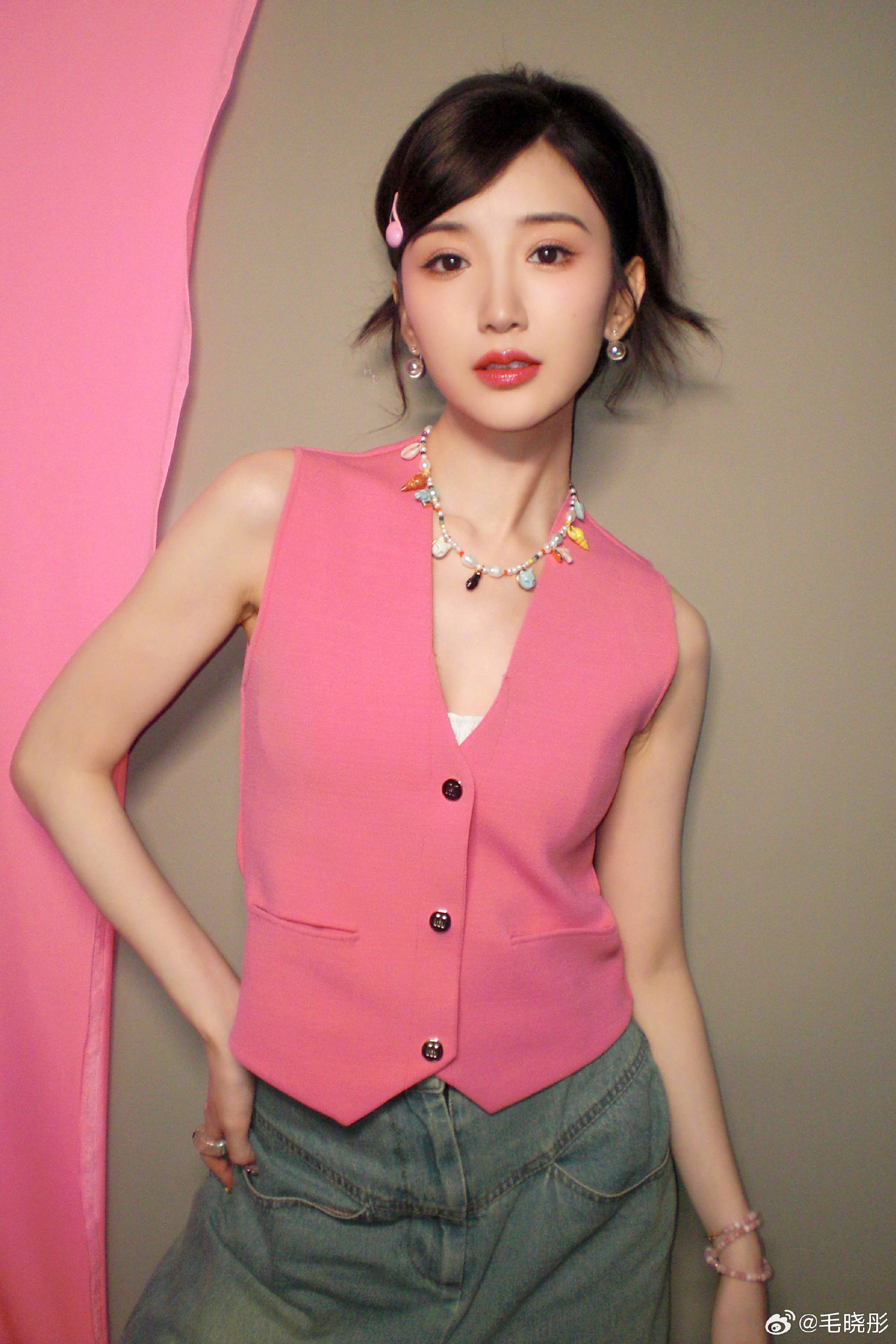 毛晓彤真人芭比上班造型,身穿粉色无袖背心,俏皮活力_长裙_牛仔