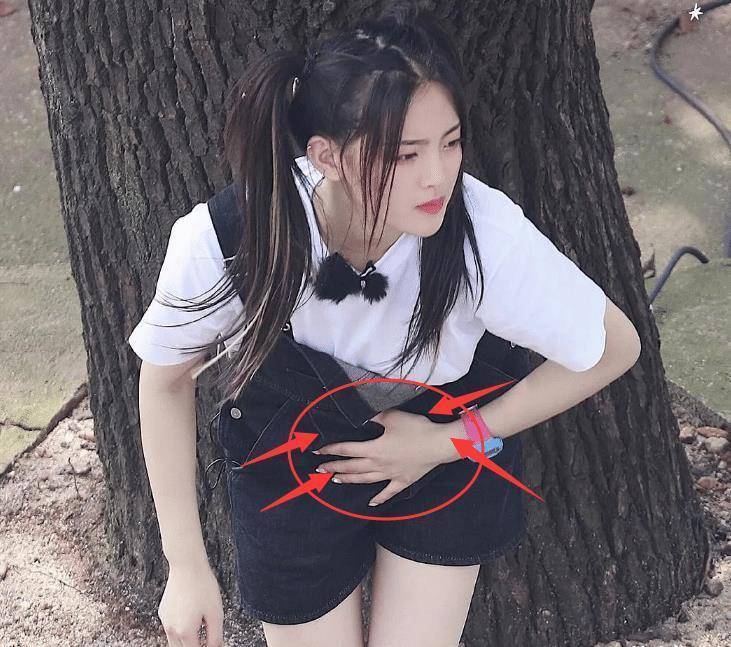赵丽颖腰疼树下休息,杨超越愁眉苦脸还捂肚子_状态_嘉宾_妹妹