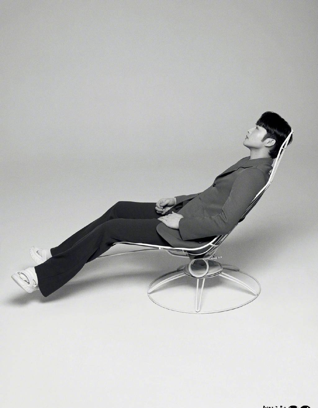 1月28日,张彬彬《智族gq》1月刊大片,简约米色空间,廓形西装,复古发型