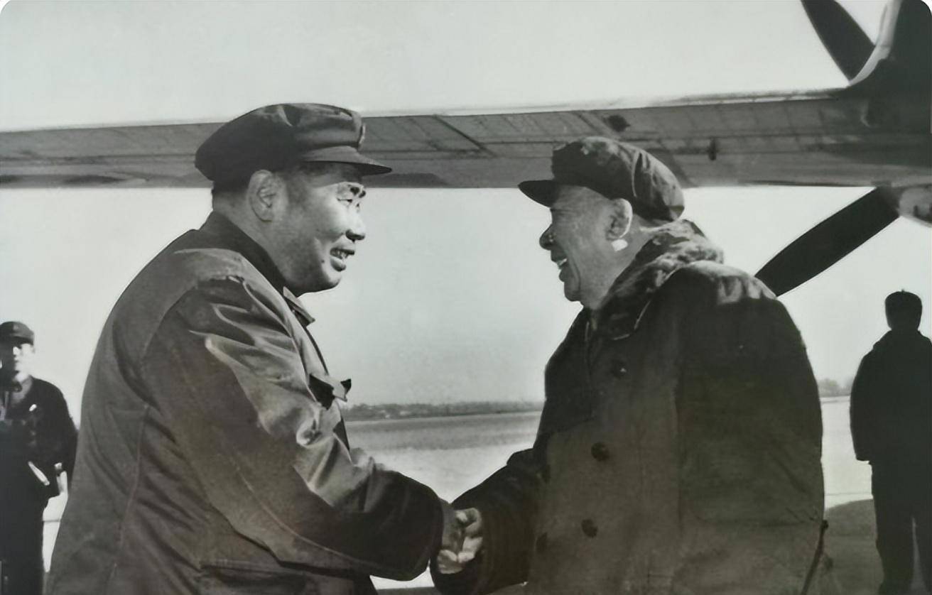 1973年,杨得志与曾思玉职务对调合影,俩人曾是上下级,也是同学_军区_