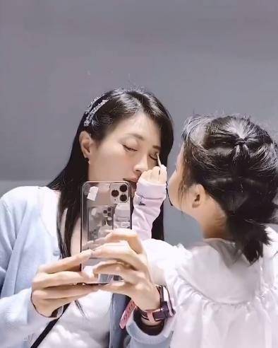 探班,饺子给妈妈化妆有模有样,穿小白裙清秀十足_包文婧_孩子_表情