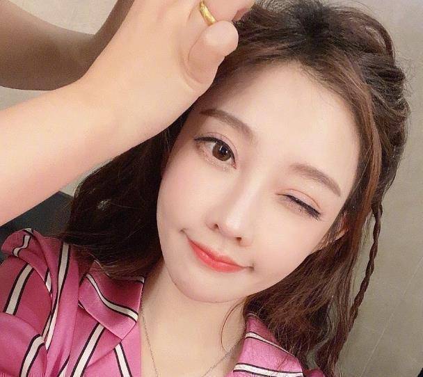 看冯提莫周围的环境应该在她化妆的时候拍摄的,旁边