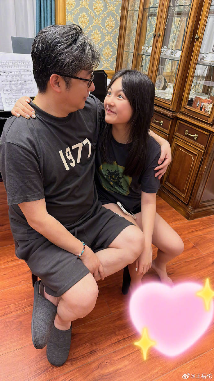 王岳伦亲下厨为爱女做家常菜,否认恋上00后美女,北京大别墅曝光_李湘