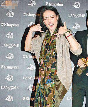 舒淇老了就现原形,脸蛋浮肿眼睛无神,但脸真的是好看有气质!