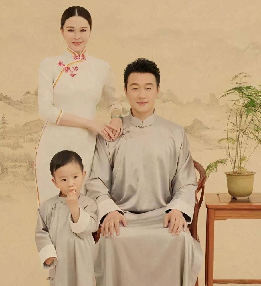 佟大为罕见晒全家福,评论区却说声一片,网友:不如只给儿子拍_照片