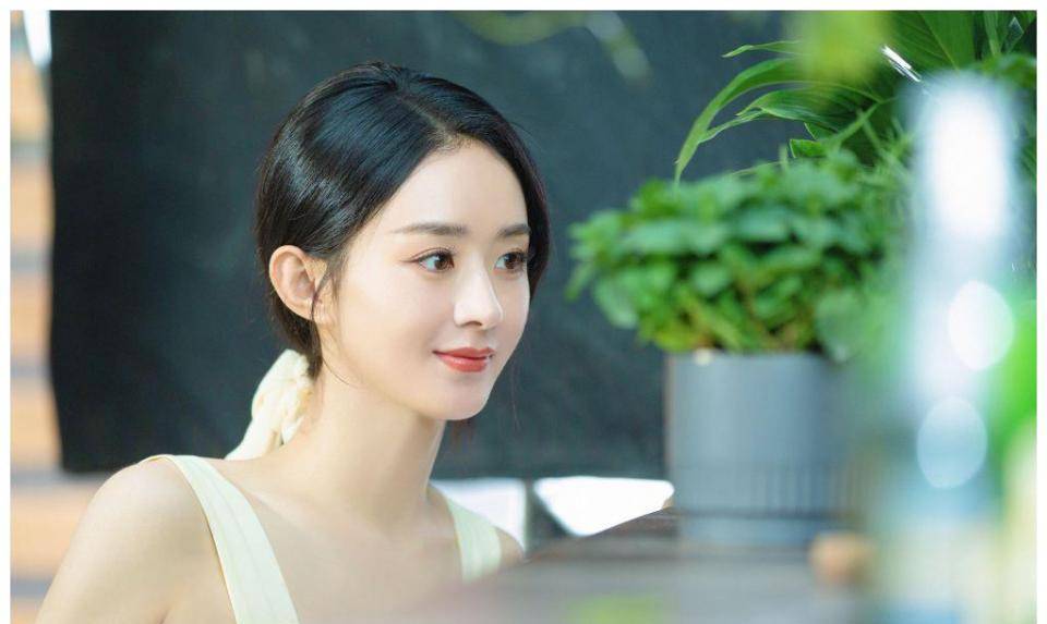 赵丽颖黑西装"证件照"太靓,披散头发眼神超a,有女霸总气质!