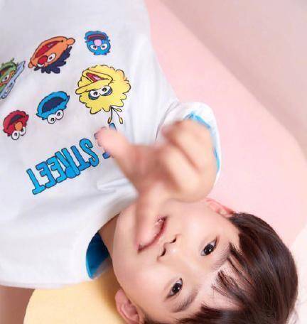 作为四字弟弟的弟弟,大众对易烊昱华有着特别的好感,因为哥哥的路人缘