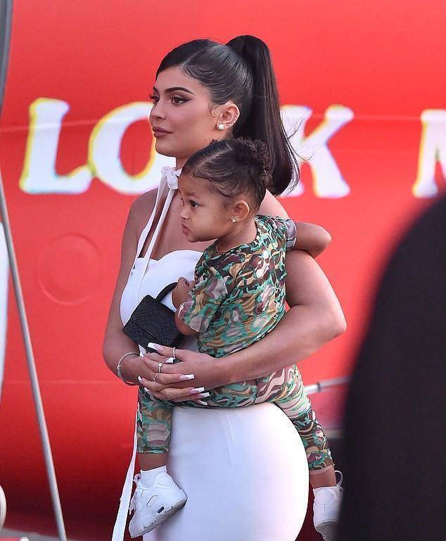 凯莉詹娜与男友分手,成卡戴珊家族最有钱的单身贵族_特拉维斯_孩子