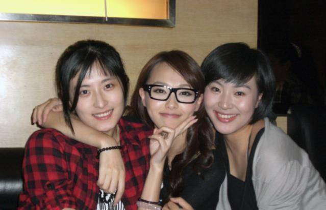 唐嫣在中戏的生活,每次合影都在甜笑,表演系的同学都很活跃_班有_毕业