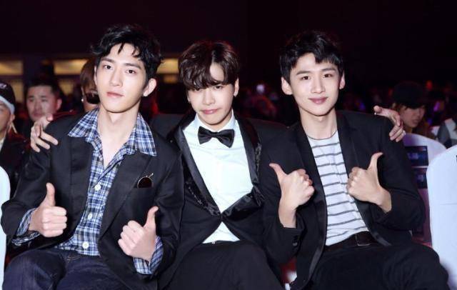 王嘉尔挑战"踢瓶盖",不穿衣服引网友热议,连白敬亭都忍不住了_吐槽