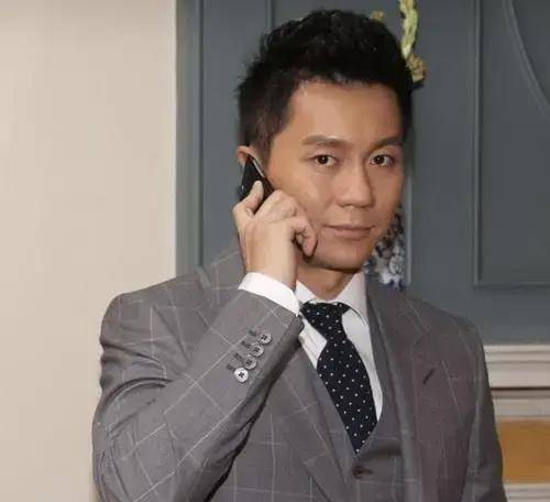 从商的失败的李晨,也深深的了解了创业的不容易,于是就放弃了这条路