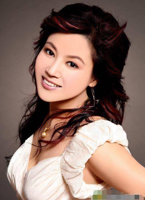 她16岁就出道,3次登春晚红过那英,丈夫逝世后伦为声乐老师_苏红_年代