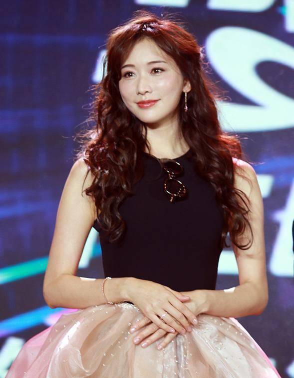 对于怀孕传言,经纪人笑说"今天都穿高跟鞋出席活动了,接下来林志玲