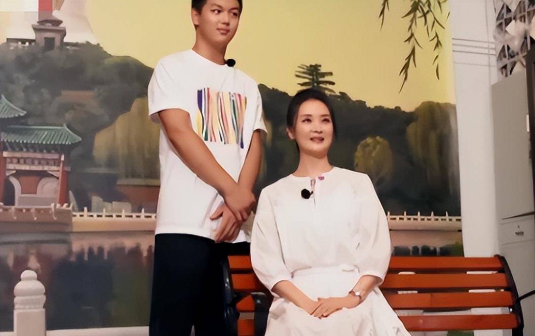 但王艳并没有放弃自己的事业,伴随儿子球球长大,现在的王艳有更多时间