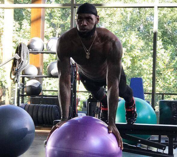 詹姆斯的力量训练强度可和鸡蛋灌饼大魔王强度完全不同,大魔王在健身