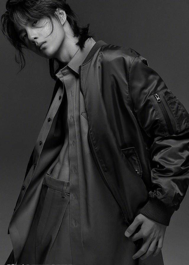 王一博登《时装男士》封面,长卷发似漫画男主,侧脸棱角叫人叹服_少年