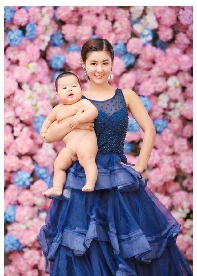 王雷35岁生日,老婆李小萌晒写真送祝福,胖乎乎的儿子表情好抢镜_马赛