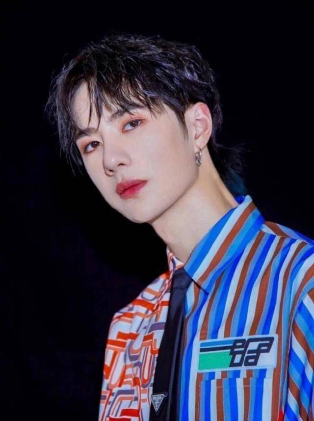 王一博首次尝试"桃花眼妆",看到效果后,粉丝激动了:一眼万年_化妆