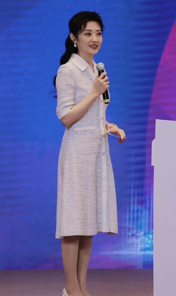 55岁的周涛美的太优雅,穿搭知性大方,完全看不出年龄感_气质_女性