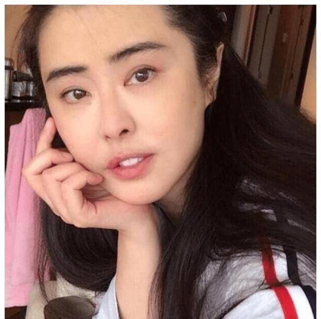 王祖贤被偶遇,背影似少女,正脸明显发福_加拿大_身影_女生