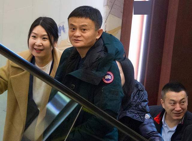 有的消费者排队2小时就为了买一件马云同款的羽绒服