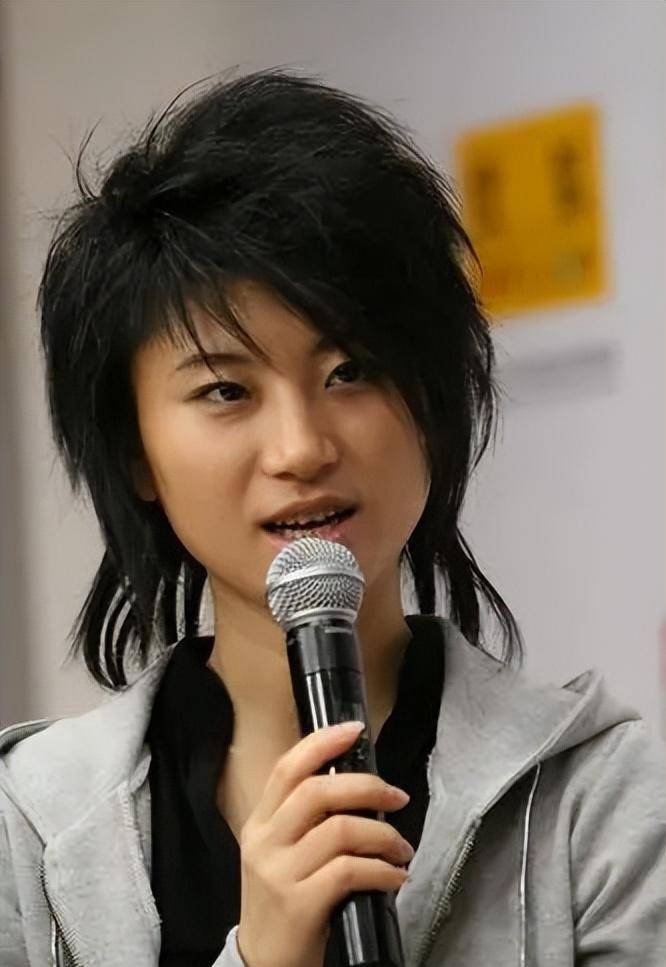 她是"超女冠军",身价过亿却无人敢娶,41岁终活成"笑话"_尚雯婕_黑金