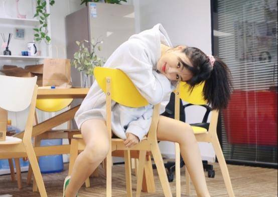 李菲儿身材超辣,a4腰柯基臀配高颜值,时尚风格轻松hold住!