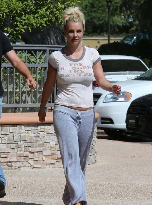 小甜甜布兰妮难逃中年发福,穿露腰上衣四肢显壮硕,哪像才38岁_女人