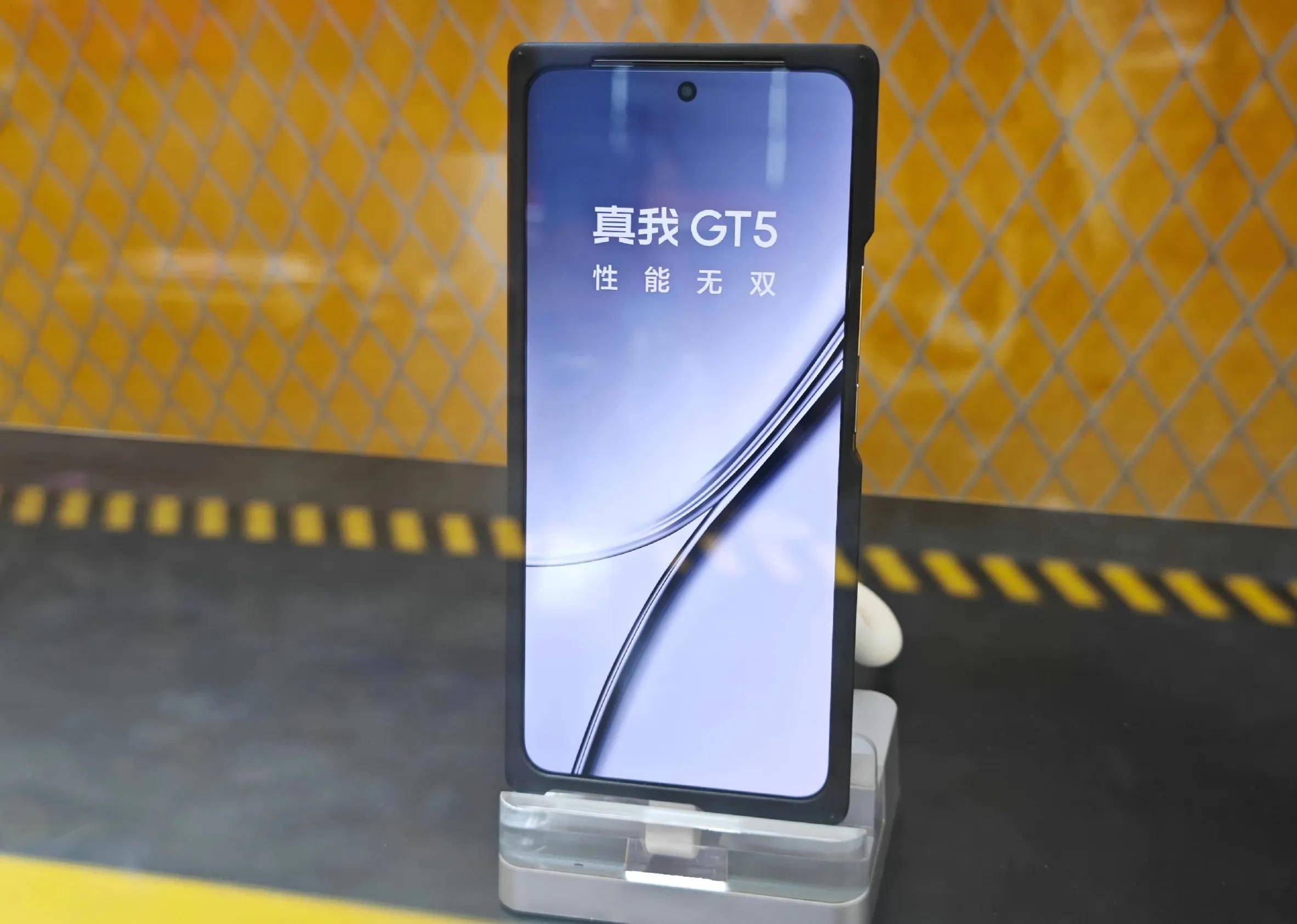 五周年越级大作,realme真我gt5旗舰手机官宣,24gb 240w快充_性能_组合