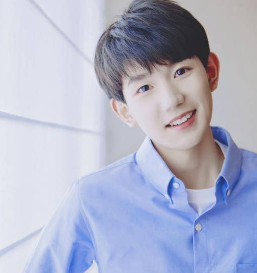 王源出事后首次亮相,圆脸瘦成了尖脸,脸上没有笑容一脸严肃_因为_压力