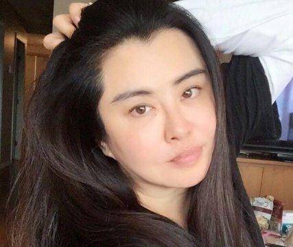 王祖贤晒近照,双眼浮肿老态明显,尖下巴明显成网红锥子脸,你怎么看?