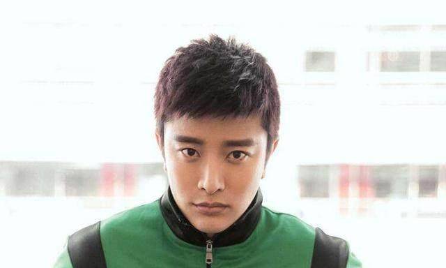 王子文自拍晒腹肌,改行当健身教练?_贾乃亮_八卦_对象