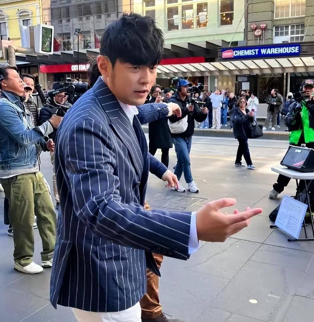 周杰伦现身海外录综艺,身材发福撞脸陈赫,网友:奶茶又喝多了_生活