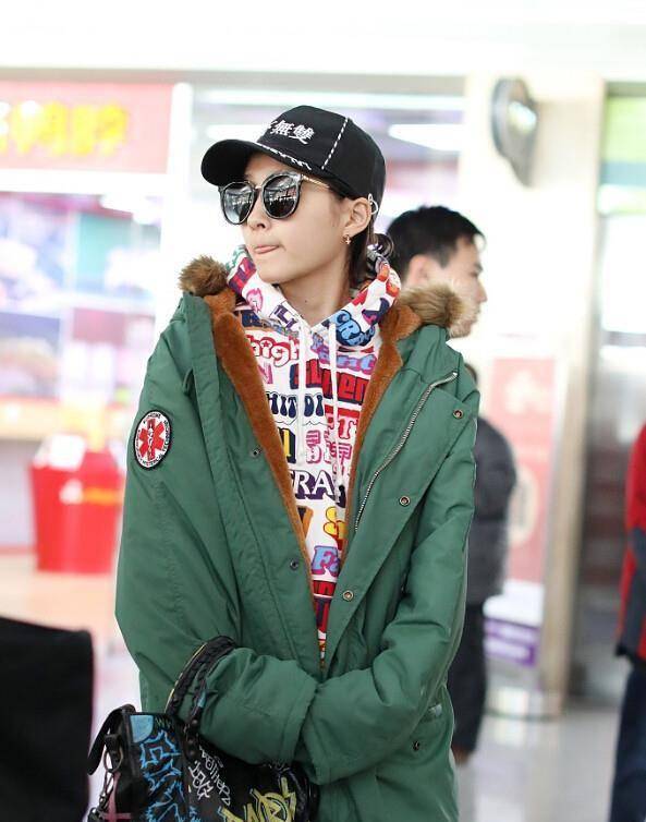 头戴天下无双身裹军绿厚棉关晓彤现身机场吐舌卖萌_妹子_北京_感觉