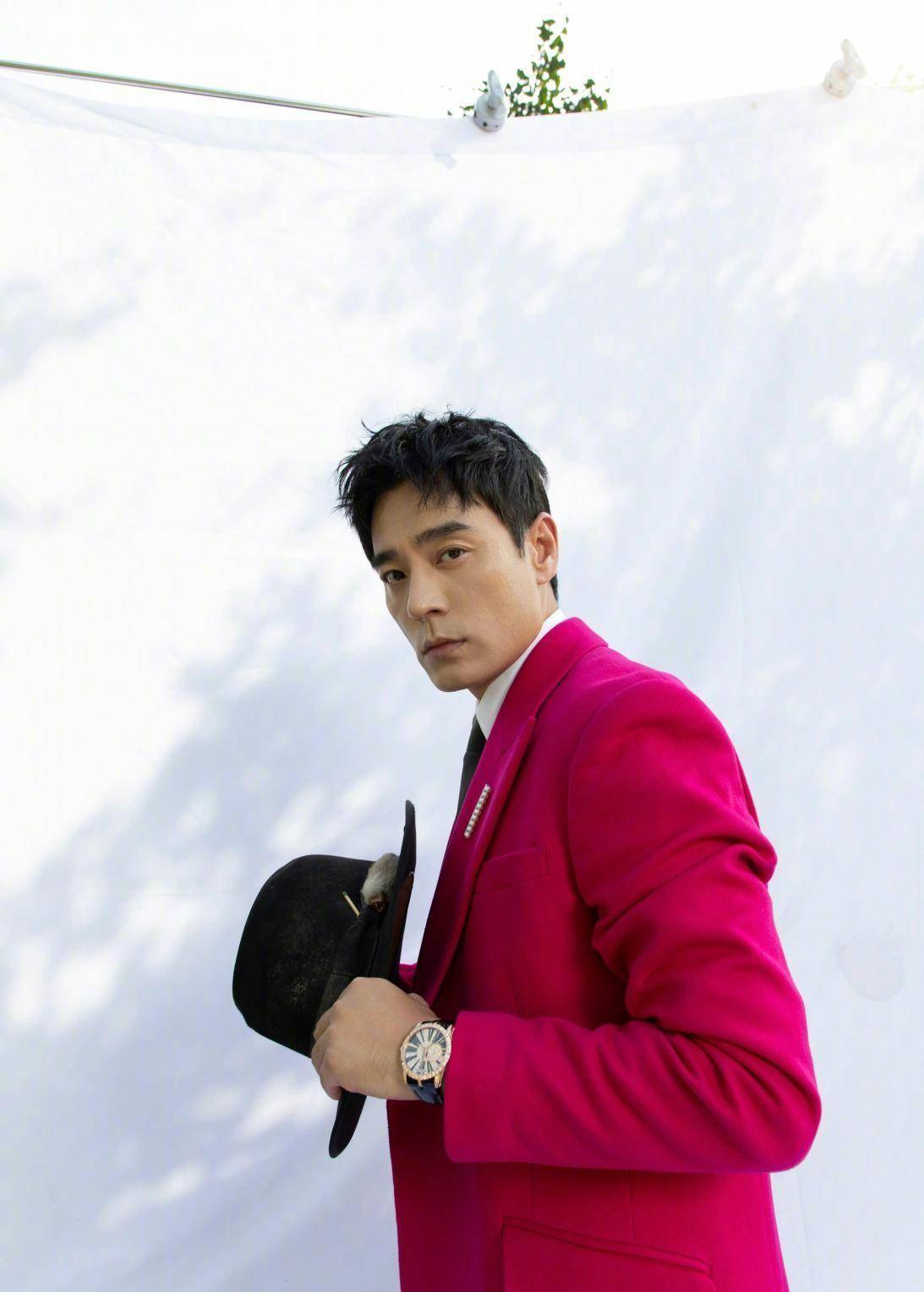 李光洁身穿一套火龙果色,点亮gq盛典红毯!