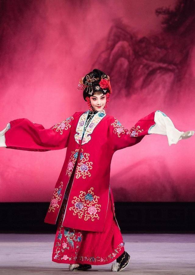 她用新潮的方式宣传京剧,在京剧《盘丝洞》,《纺棉花》等传统京剧中