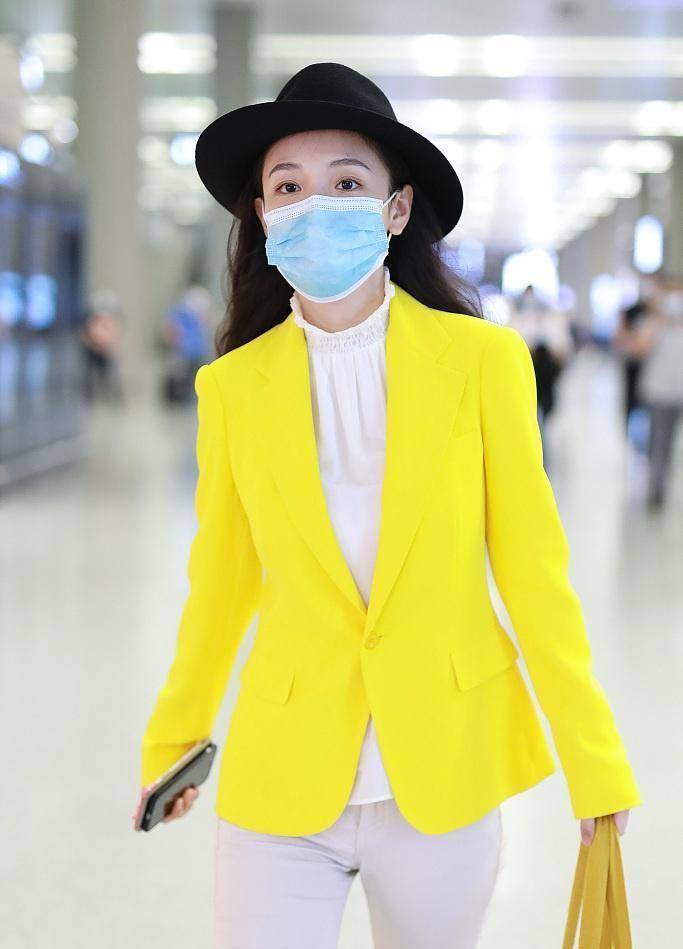 吴倩穿黄色西装走机场,靠鲜艳色彩抢镜,却暴露真实双腿比例_造型_荧光
